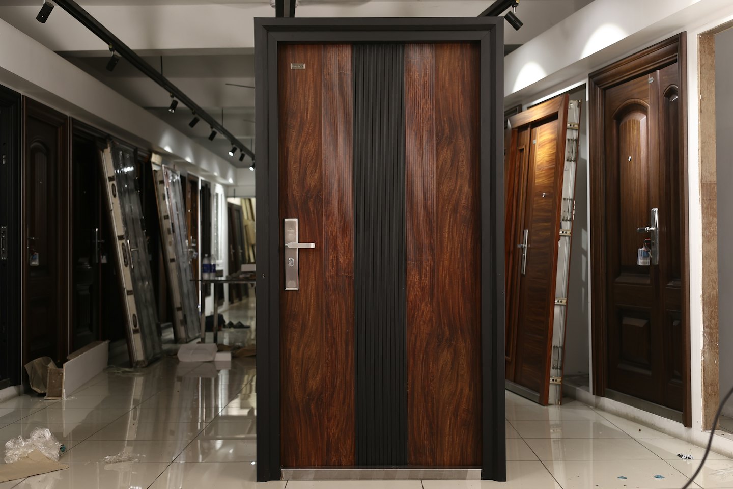 Dunkelbraune Holztür mit schwarzem Rahmen im Showroom.